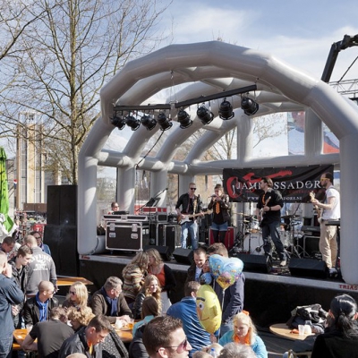 diverse bands op podium opblaasbaar