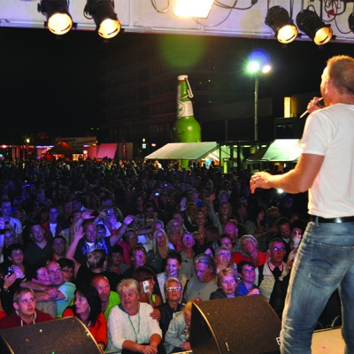 Snel en voordelig een Podiumtrailer huren 