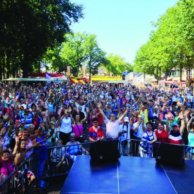 Te huur grote podiumtrailer voor ieder evenement