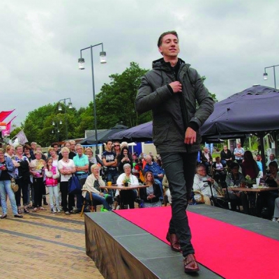 Modeshow pakket inclusief podiumwagen, catwalk en aankleding