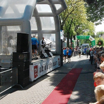 live muziek op podium langs parcours