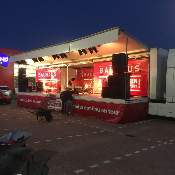 Opbouw podiumtrailer voor opening Bauhaus in Hengelo