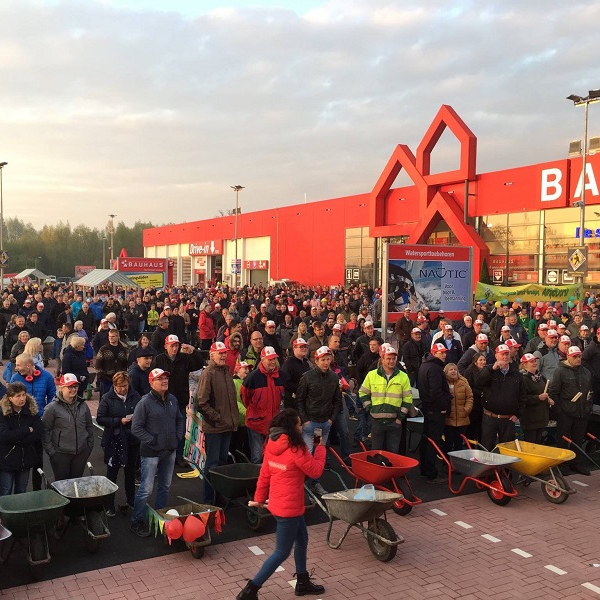 Veel publiek bij opening Bauhaus Twente voor de podiumtrailer