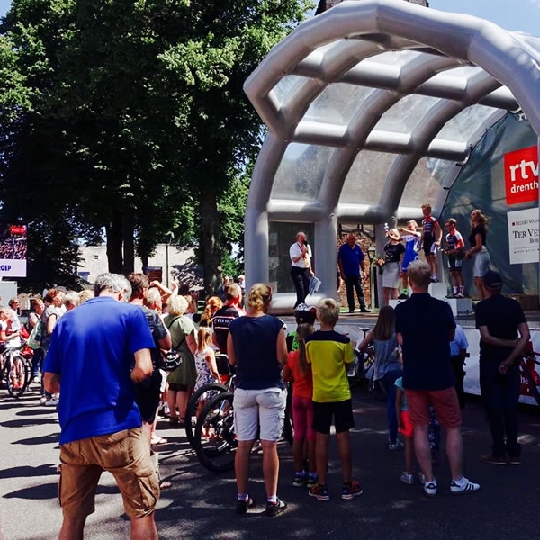 Huldiging winnaars Streetrace Norg op het opblaas podium