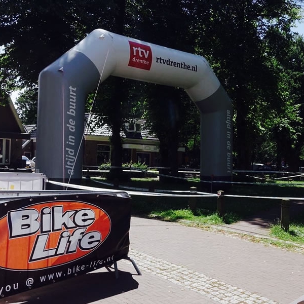 Finishboog RTV Drenthe op het parcours van de Streetrace Norg