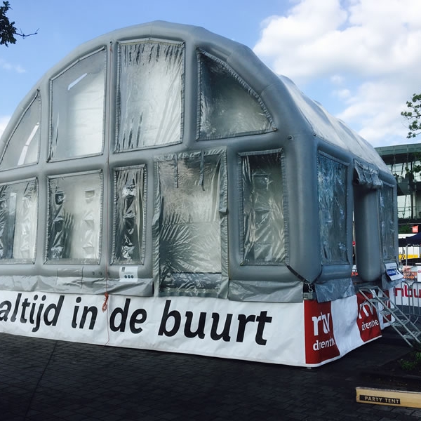 Achterzijde podium opblaasbaar Loopfestijn Klazienaveen