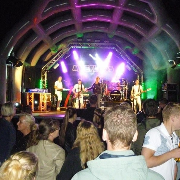 Podium opblaasbaar incl. licht en geluid voor optreden van de Moeflons Podium opblaasbaar incl. licht en geluid voor optreden van de Moeflons