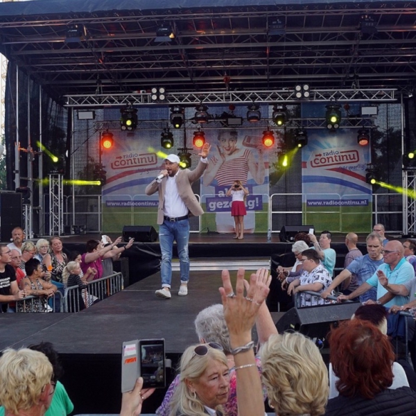 Optreden van Jaman op het podium van Radio Continu Optreden van Jaman op het podium van Radio Continu