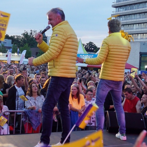 De Dikdakkers op de catwalk van de Radio Continu on Tour show in Emmen