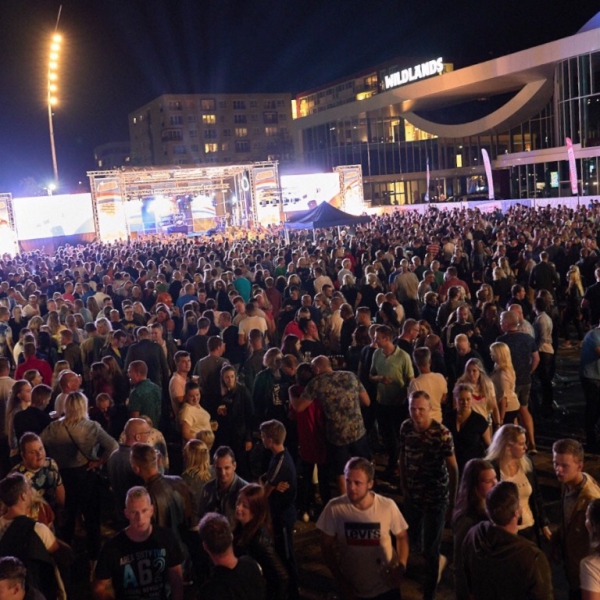 Het Raadhuisplein voor Wildlands Emmen gevuld met 8000 feestende bezoekers Het Raadhuisplein voor Wildlands Emmen gevuld met 8000 feestende bezoekers