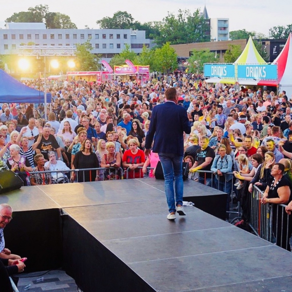 Marco den Hollander op de catwalk voor het podium van Radio Continu Marco den Hollander op de catwalk voor het podium van Radio Continu