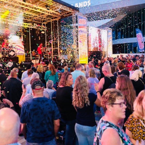 Met onze confetti kanonnen geef je net dat beetje extra aan je evenement Met onze confetti kanonnen geef je net dat beetje extra aan je evenement