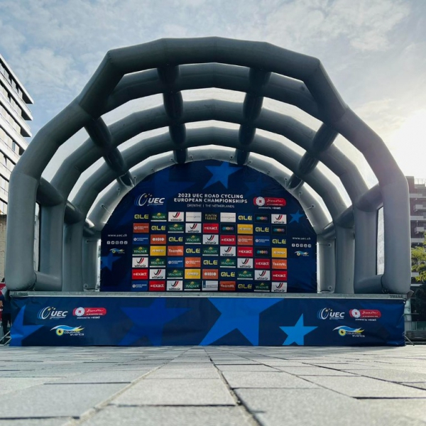 Ons opblaasbare podium large met achterdoek Ons opblaasbare podium large met achterdoek