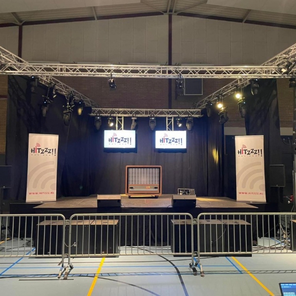 Het decor voor de Hitzzz Drive-in show Het decor voor de Hitzzz Drive-in show