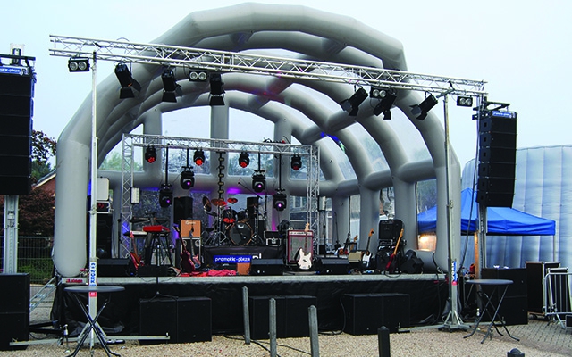 Opblaasbaar podium of podiumwagen huren met professioneel licht en geluidverhuur